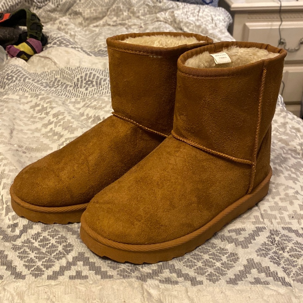Tan knock off ugg boots!size 5